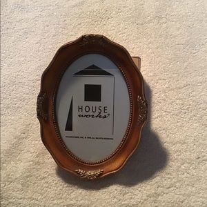 4” x 6” oval picture frame. Brand NEW!